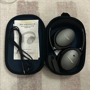 Bose Black Over-Ear Noise Cancelling Headphones (flawed)